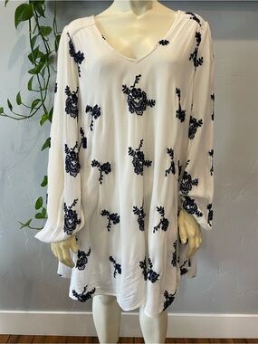 New FP “Emma” White V-Neck swing Dress with Blue Floral Embroidery M retail $148